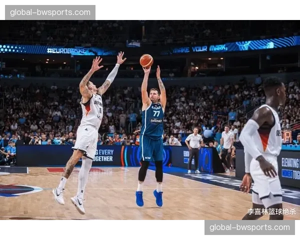 东契奇36.6%三分命中率外线稳定 场均4记三分产量可观